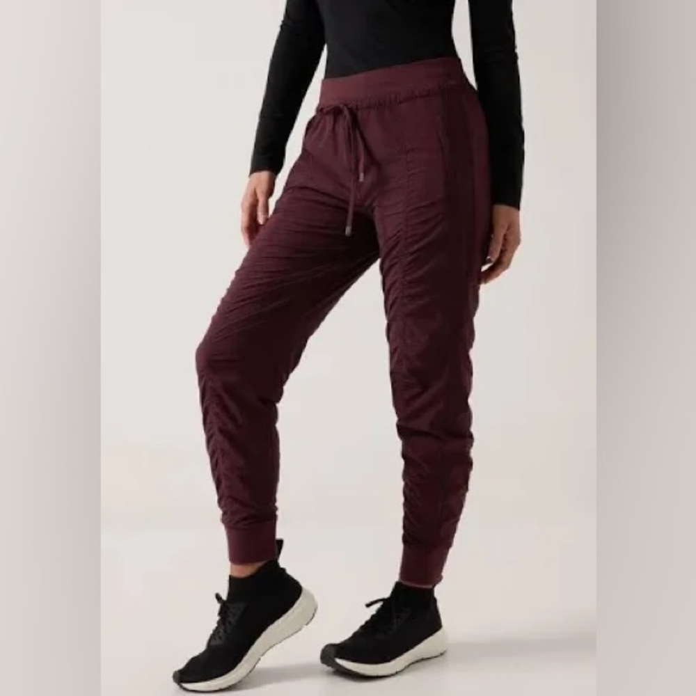 POWER OF SHE ATTITUDE MID RISE JOGGER